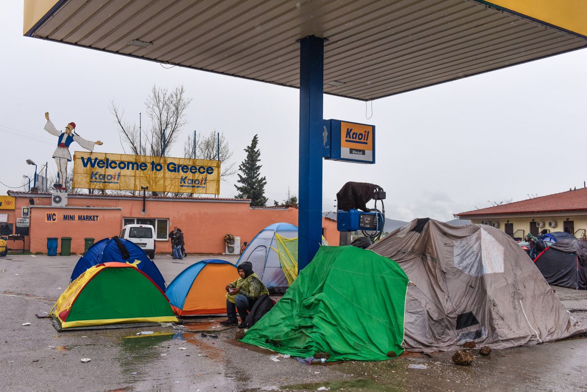 qvx2's tweet photo. @DanielBiskup  D. Biskup: Gelände einer Tankstelle bei Idomeni #Idomeni #RefugeeCrisis  https://t.co/osxVyZFzWW