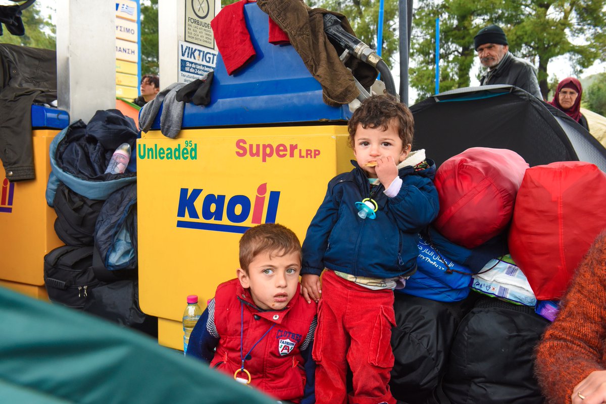 qvx2's tweet photo. @DanielBiskup  D. Biskup: Gelände einer Tankstelle bei Idomeni #Idomeni #RefugeeCrisis  https://t.co/osxVyZFzWW