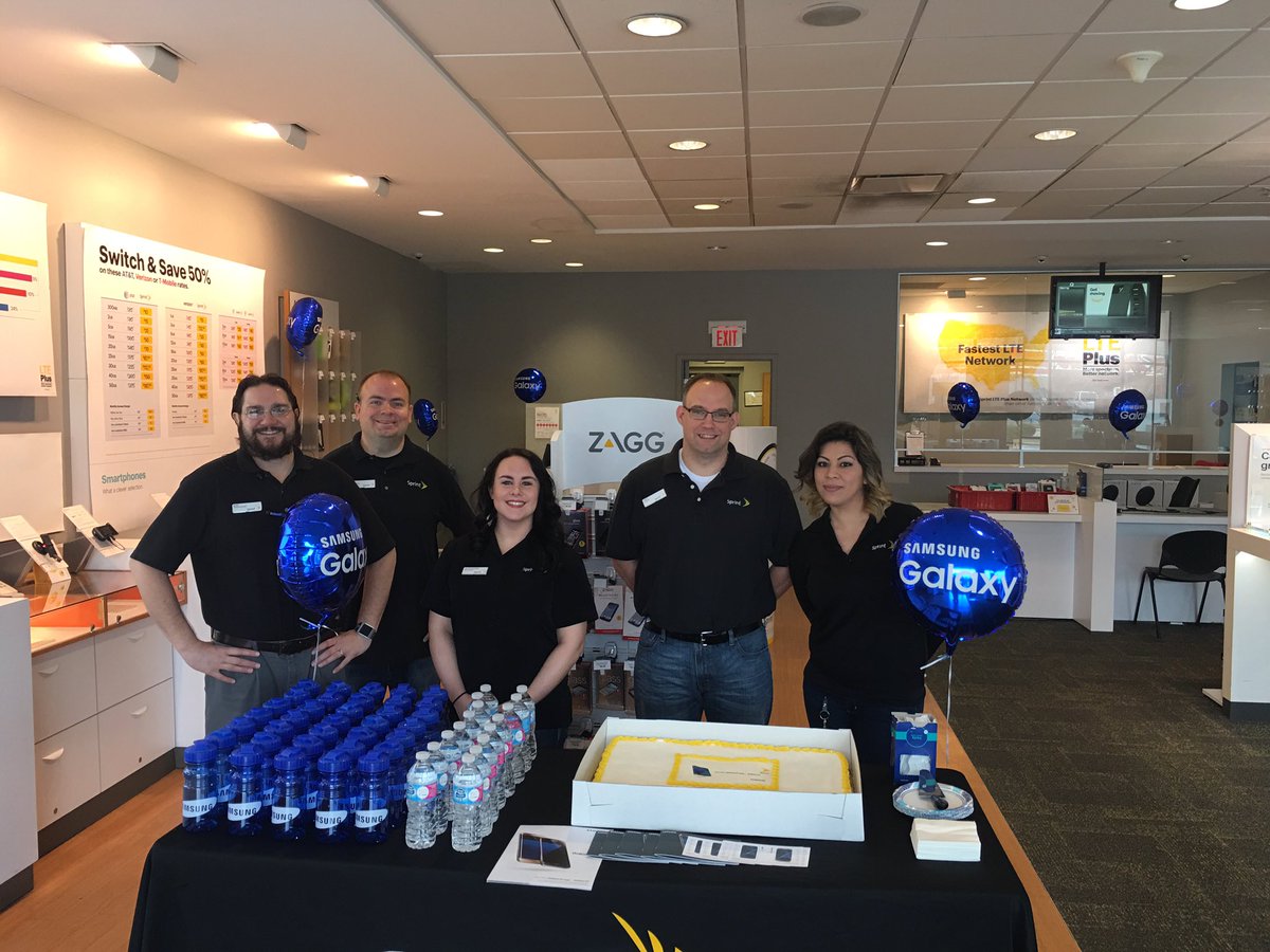 PrestonStore318's tweet photo. Smiling Faces on Launch Day!
@jbarne30 @ChappySprint https://t.co/jbTGkfMJBn