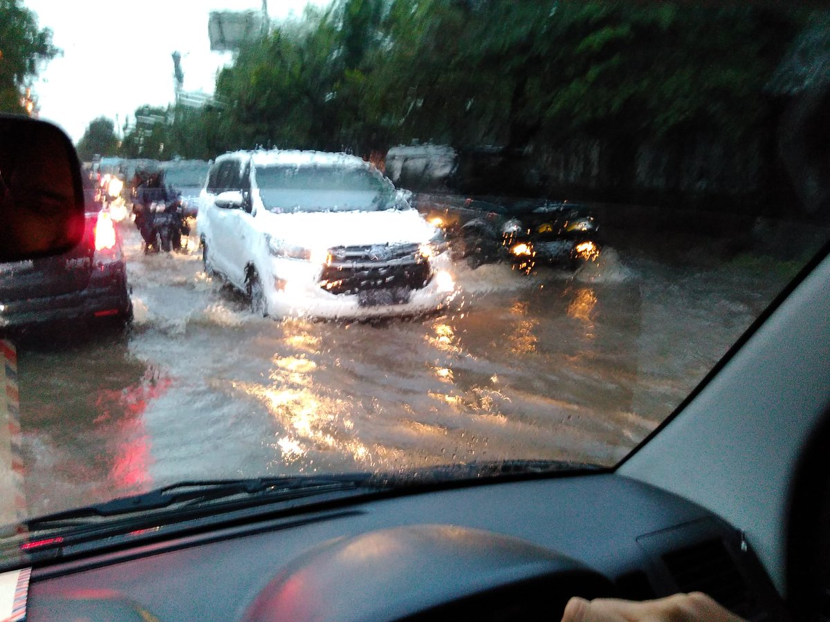 Katanyasihoke's tweet image. Uyee jl.pemuda cirebon banjir :D
#mampet