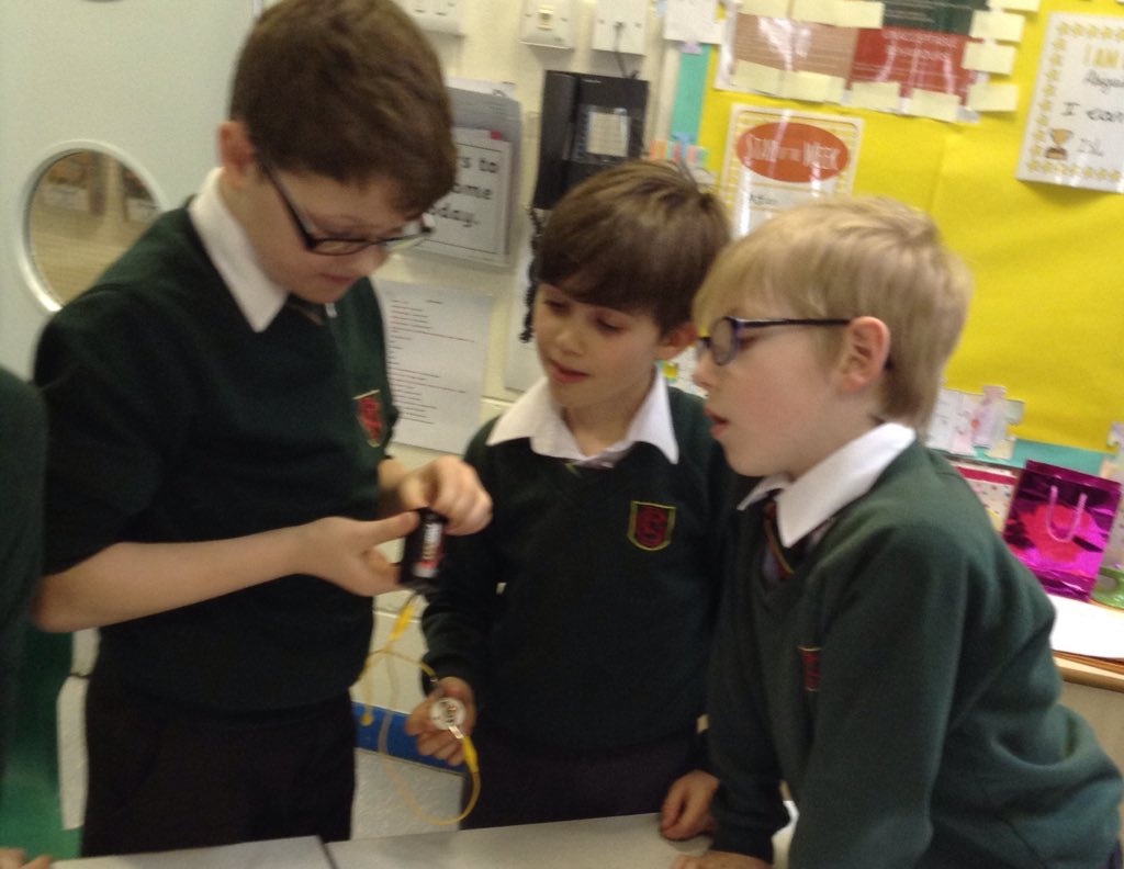 DeltaGreengates's tweet photo. Yr 4 electricity day! #science #exploring #predicting #testing #completecircuits #electricity #learning #ukedchat https://t.co/bNxxw7Zbpd