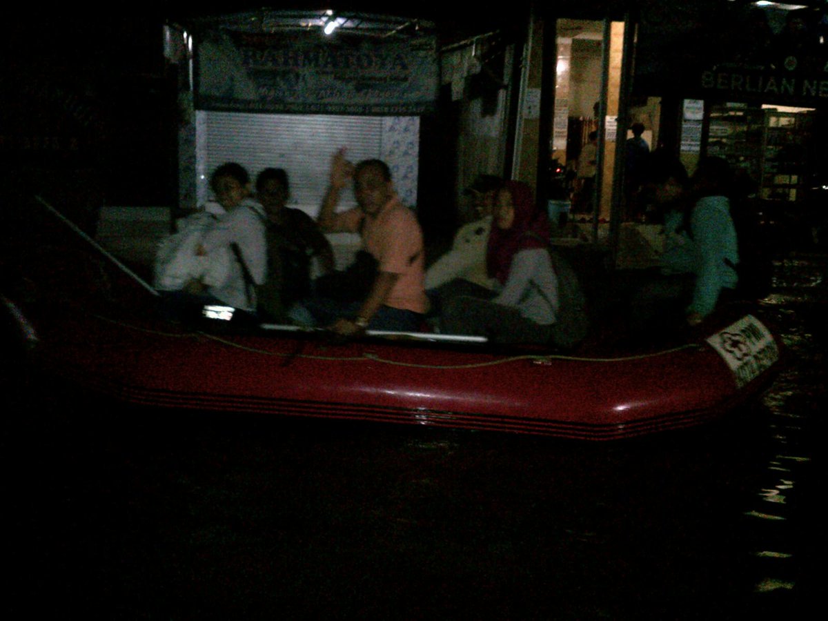HidayatAlRamda3's tweet photo. @relawanIPman @IdrisAShomad mohon ijin gak hadir... bantu korban banjir di kampung utan Kel.Pondok Jaya dulu... https://t.co/FfIdZxfhMm