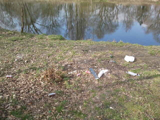 PZDendermonde's tweet photo. En was de picknick gezellig? Volgende keer toch maar opruimen... #Dendermonde #OudeDender https://t.co/nAGVoSZSnn
