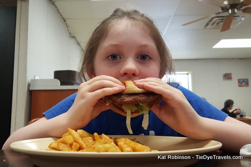 TieDyeTravels's tweet image. Today on the site, a quick burger or two at Allen's Burger Center in Fouke #SpringBreakOn71 ow.ly/ZlBcU
