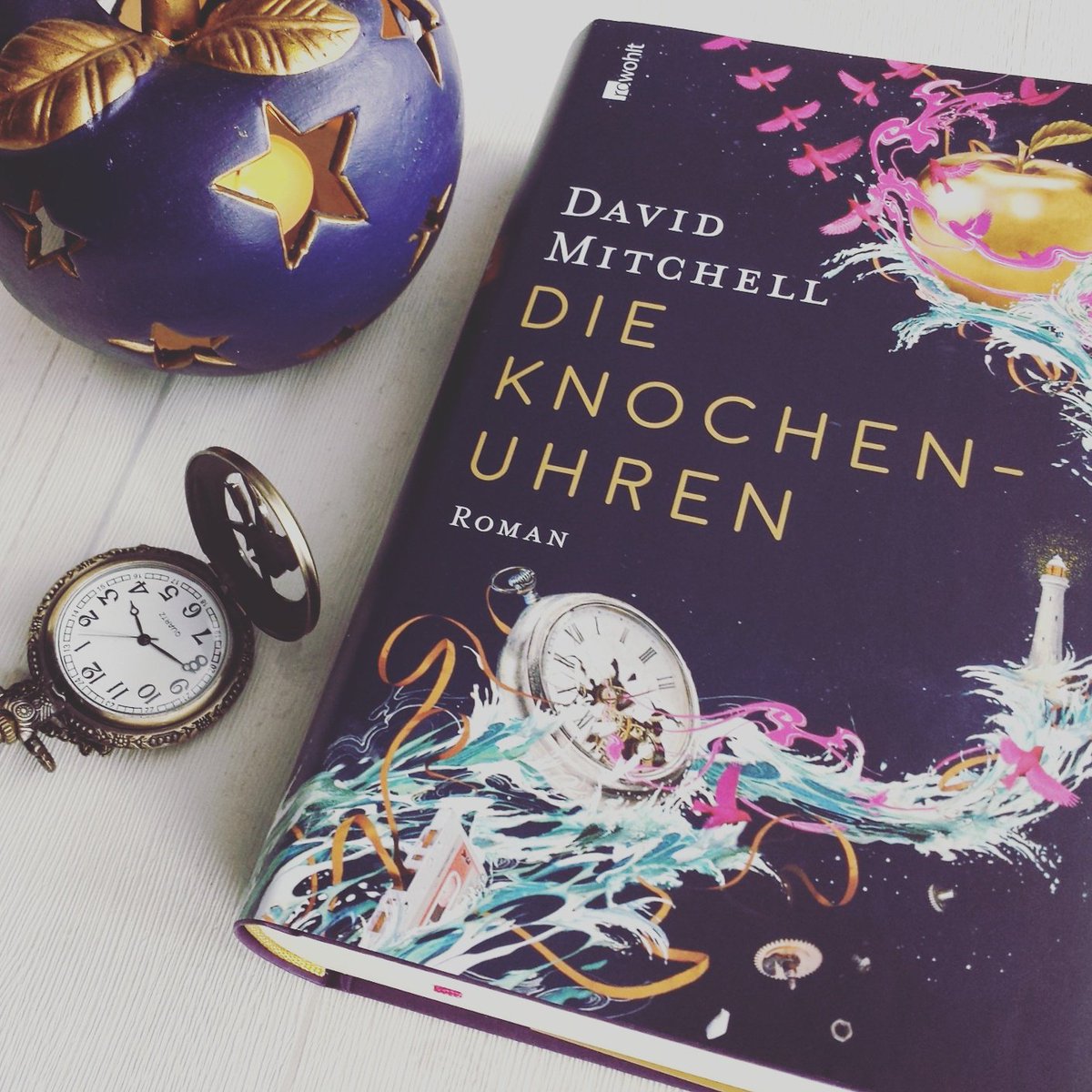 Pixelnische's tweet photo. Es ist da ♥ Himmel, ist das ein wundervolles Cover! Ich bin verzückt &amp; bereit für die #Leserunde zu #DieKnochenuhren https://t.co/zcdlhGCLIf