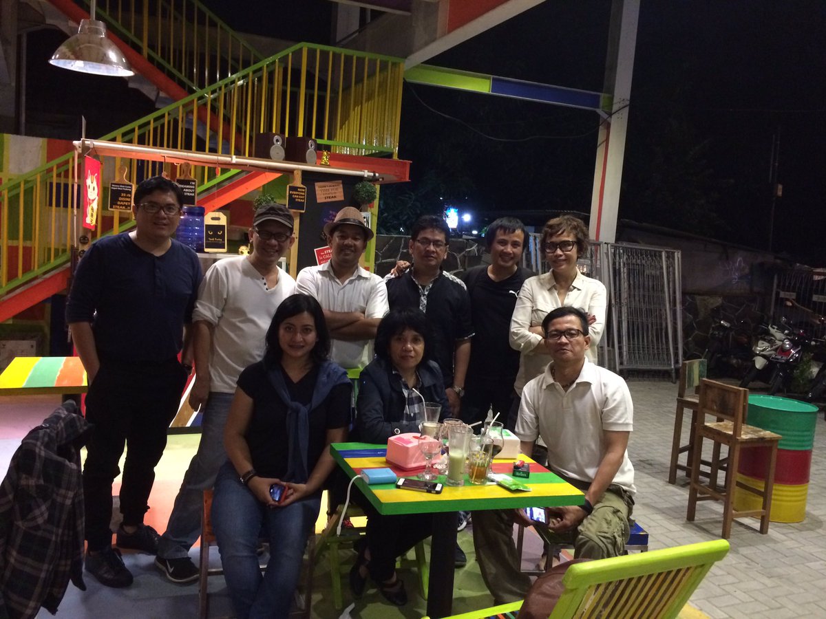 Pose with Suciwati, <a href="/andy_bud/">Andy Bud Light</a> <a href="/saidiman/">Saidiman Ahmad</a> @usmanHAM_ID <a href="/budh1kurni4/">budhi kurniawan</a> Thowik <a href="/SleeplessTebet/">Sleepless Tebet</a> ..:)