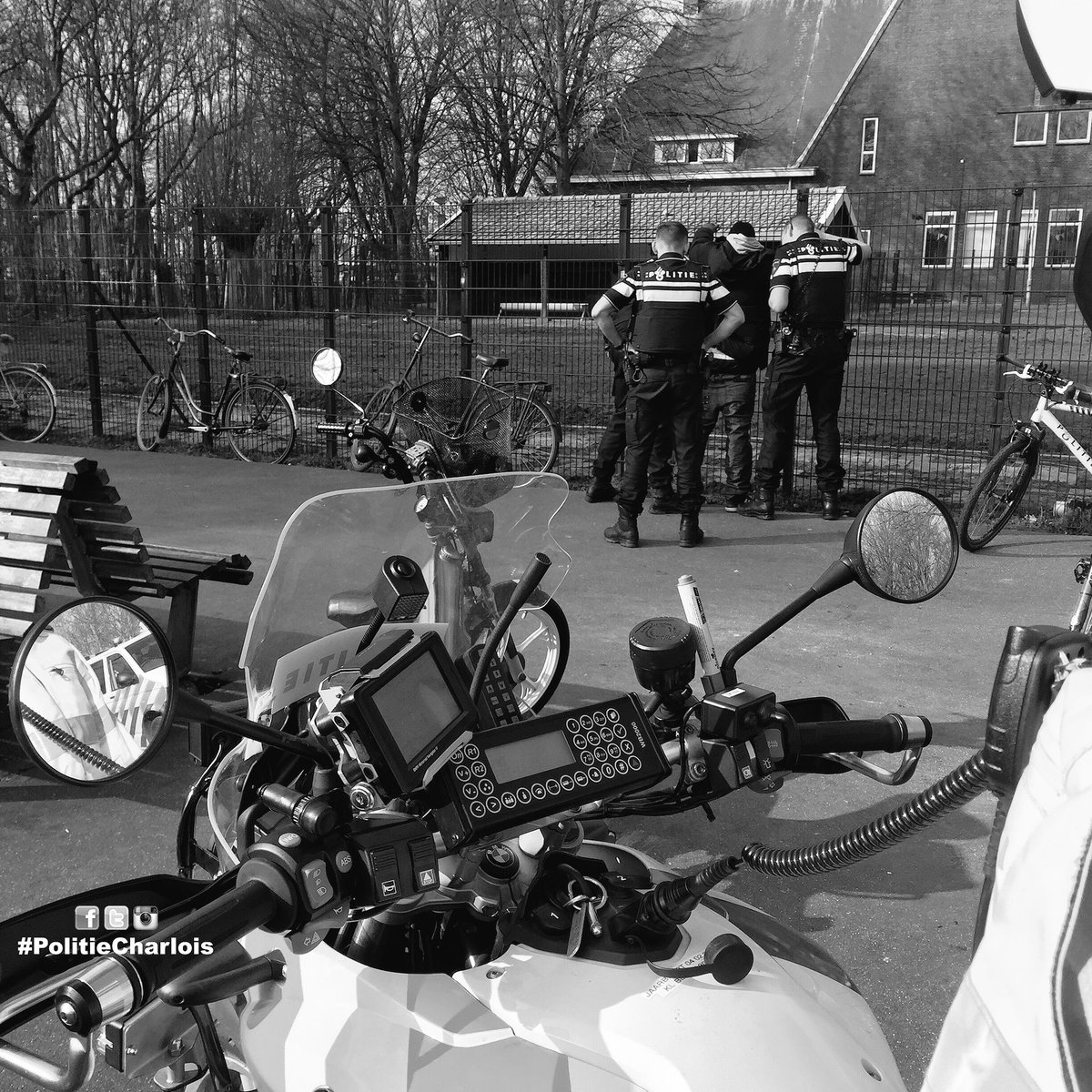 POL_Charlois's tweet photo. #Preventieffouilleren #Hertenkamp mooi weer, druk op straat, veiligheid boven alles. #Wapensvanstraat. ^WvB. https://t.co/O2DU8D3boo