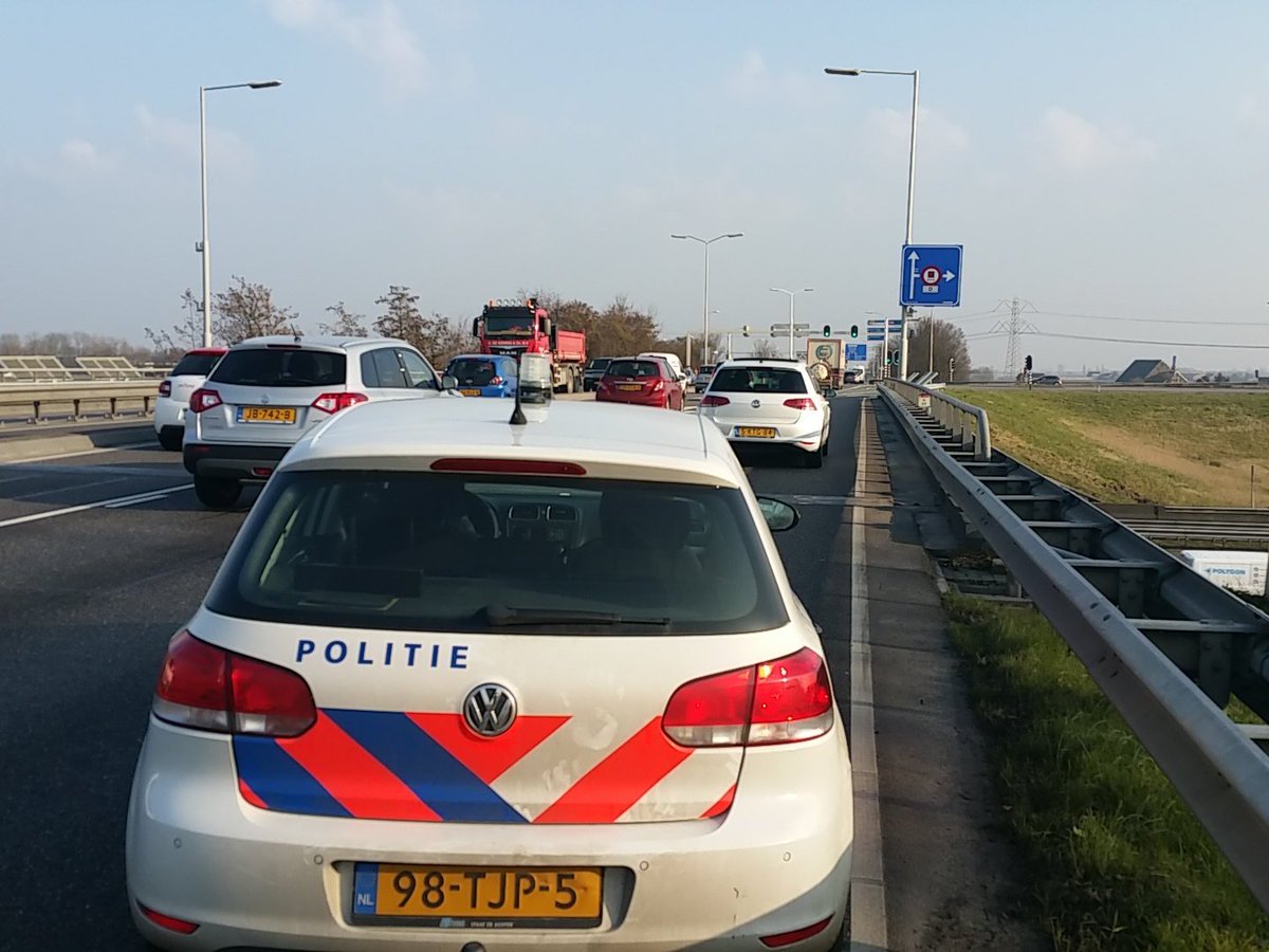 A_van_Leeuwen's tweet photo. Pechgeval op de #Reedijk #Heinenoord Voertuig is beveiligd en wacht op takel. https://t.co/IzGppGdGub