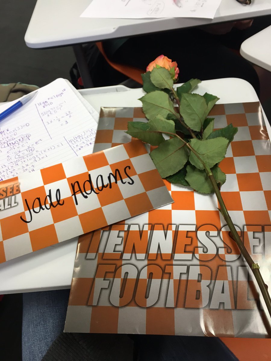 sara_j610's tweet photo. When the whole squad gets the rose 🍊🌹 #VolTeam @Jayde_TaughtYa @imanijcope @_AyannaSakile https://t.co/aH3uYXSl6x