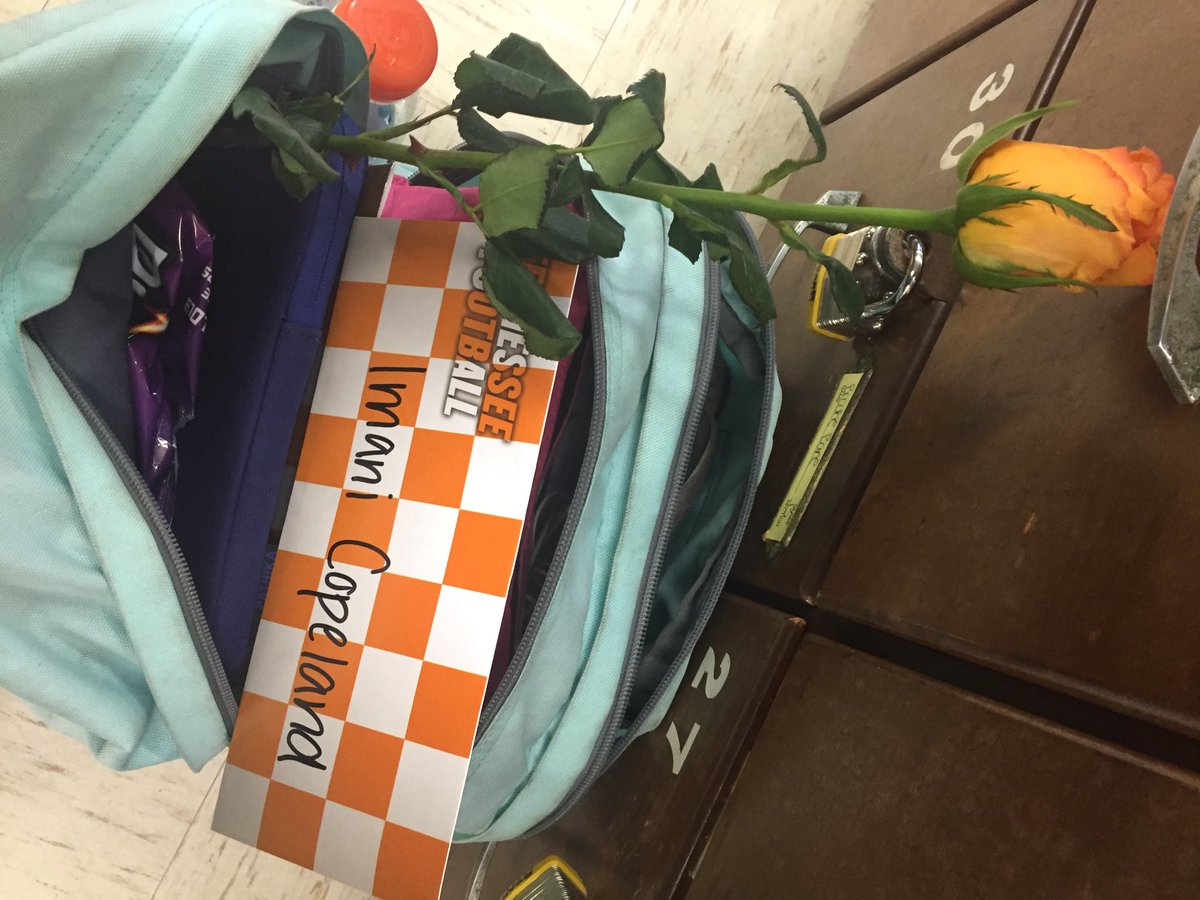 sara_j610's tweet photo. When the whole squad gets the rose 🍊🌹 #VolTeam @Jayde_TaughtYa @imanijcope @_AyannaSakile https://t.co/aH3uYXSl6x