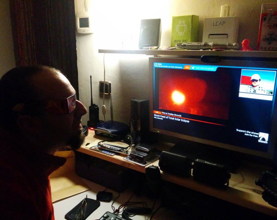 Slooh's tweet photo. Here's @soyfreud showing us how to #shadeup for the #slooheclipse from Albacete in Spain. Nice one! https://t.co/nLJ0JEu09r