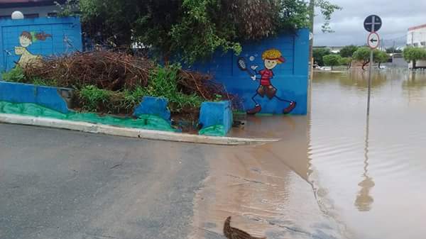 Escola da minha filha cheia de agua <a href="/RGottino/">Reinaldo Gottino</a> . sem condiçao de aula hoje .
Guarulhos