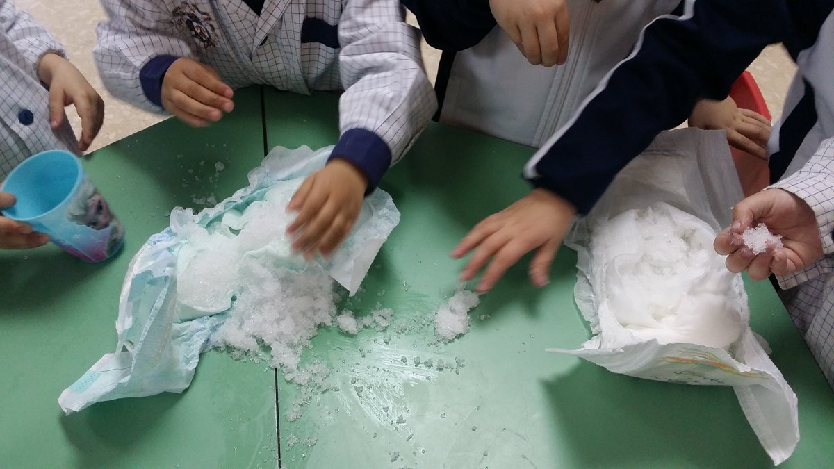 sagcoramposta's tweet photo. #Infantil #experiments. Quants gots d'aigua caven en un #bolquer? Què hi ha a dins? #polímer #Amposta #Montsià https://t.co/u1LeeMdWQu
