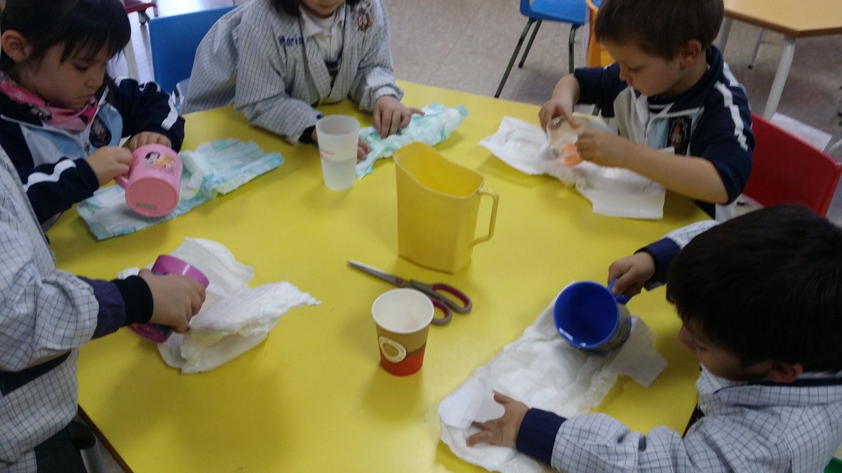 sagcoramposta's tweet photo. #Infantil #experiments. Quants gots d'aigua caven en un #bolquer? Què hi ha a dins? #polímer #Amposta #Montsià https://t.co/u1LeeMdWQu