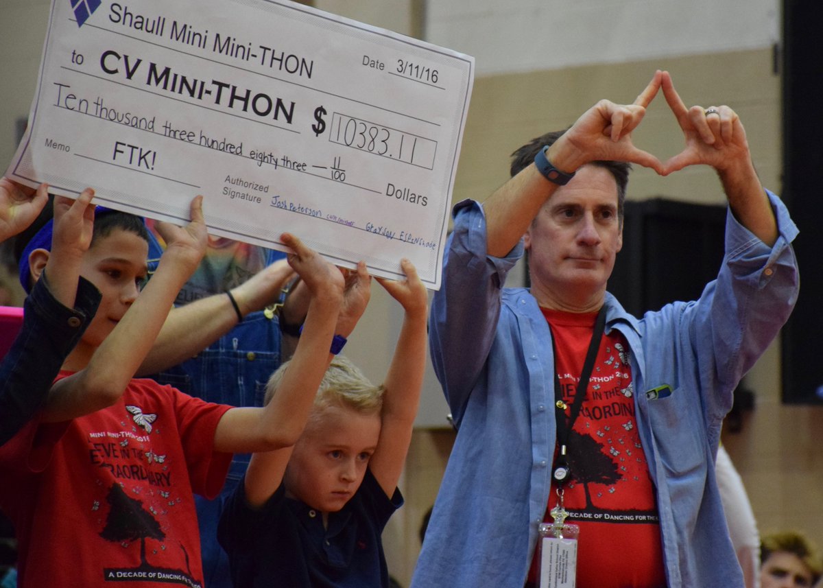 CVSDnews's tweet photo. Our littlest dancers present checks to @CVminiTHON. #thon2016 #FTK @HampdenDragons @SilverSpringES @ShaullSharks https://t.co/PtEWhgq1Nw