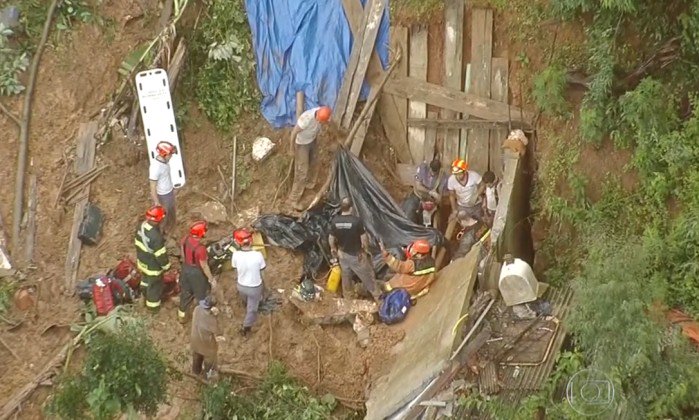 Segundo Defesa Civil, 21 pessoas morreram após deslizamentos na Grande SP. glo.bo/1LXh0BY