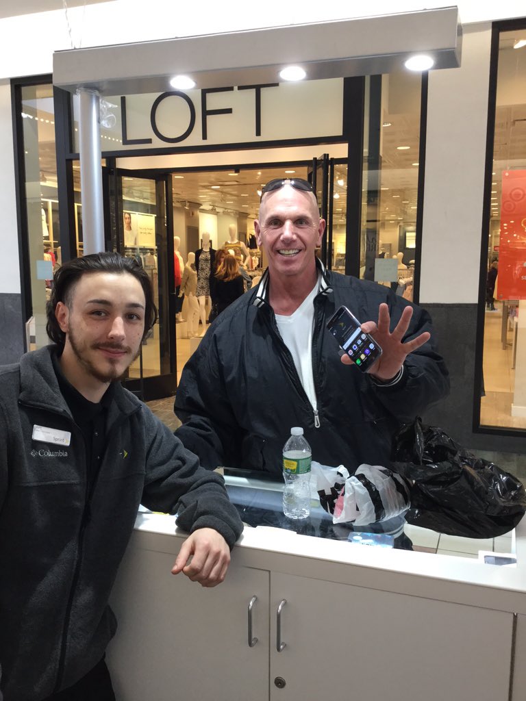 eastview_2's tweet photo. @SprintMWLS that new #GalaxyS7edge on Sprint. Bye AT&amp;T! Hellllllo savings! https://t.co/NLLrKtkHls