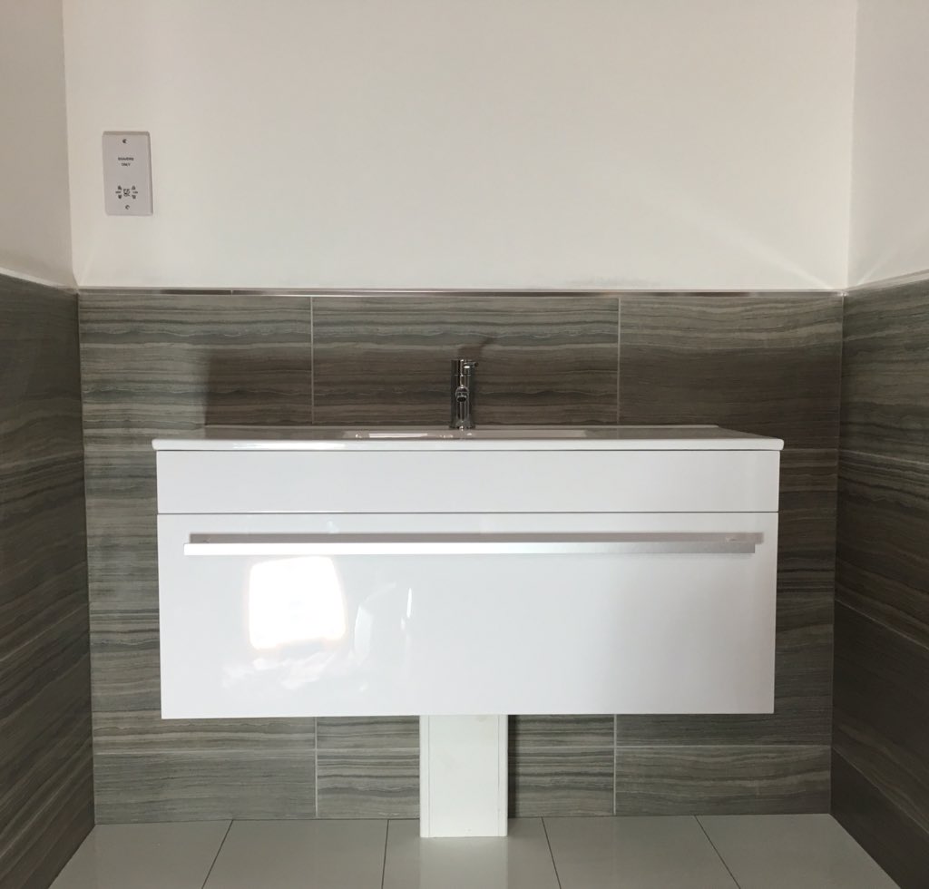 dmuttentiling's tweet image. Another bathroom finished today. Tiles are Bolina Grey with @BALtiling Gunsmoke grout and @GenesisAPS trim. #tiling