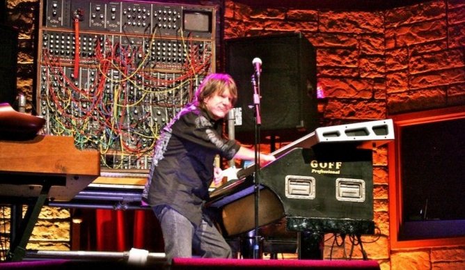 RollingStoneita's tweet photo. È morto #KeithEmerson, fondatore degli Emerson, Lake and Palmer: 

https://t.co/ZJ4vfOen8i https://t.co/fN7HGkwI5Z