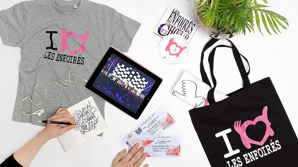 restosducoeur's tweet image. T-shirts &amp;amp; tote-bags #Enfoires2016 dispos seulement pendant le #WERestos 

&amp;gt; bit.ly/LesEnfoirésSur…