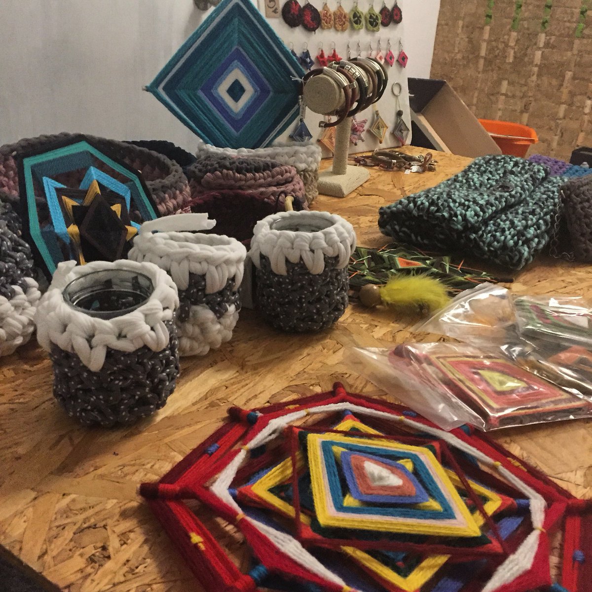 patipppe's tweet photo. Un par de horitas para que la feria!#trapilloadiction #crochet #presents #regalos info:patipearte@gmail.com https://t.co/HhwjJagxZO