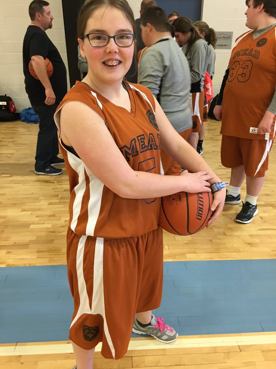 SpecOlympicsCO's tweet photo. Nice looking uniform! Way to sport the @SpecialOlympics brand, Mead High School! https://t.co/Tqk7A9Y1cd