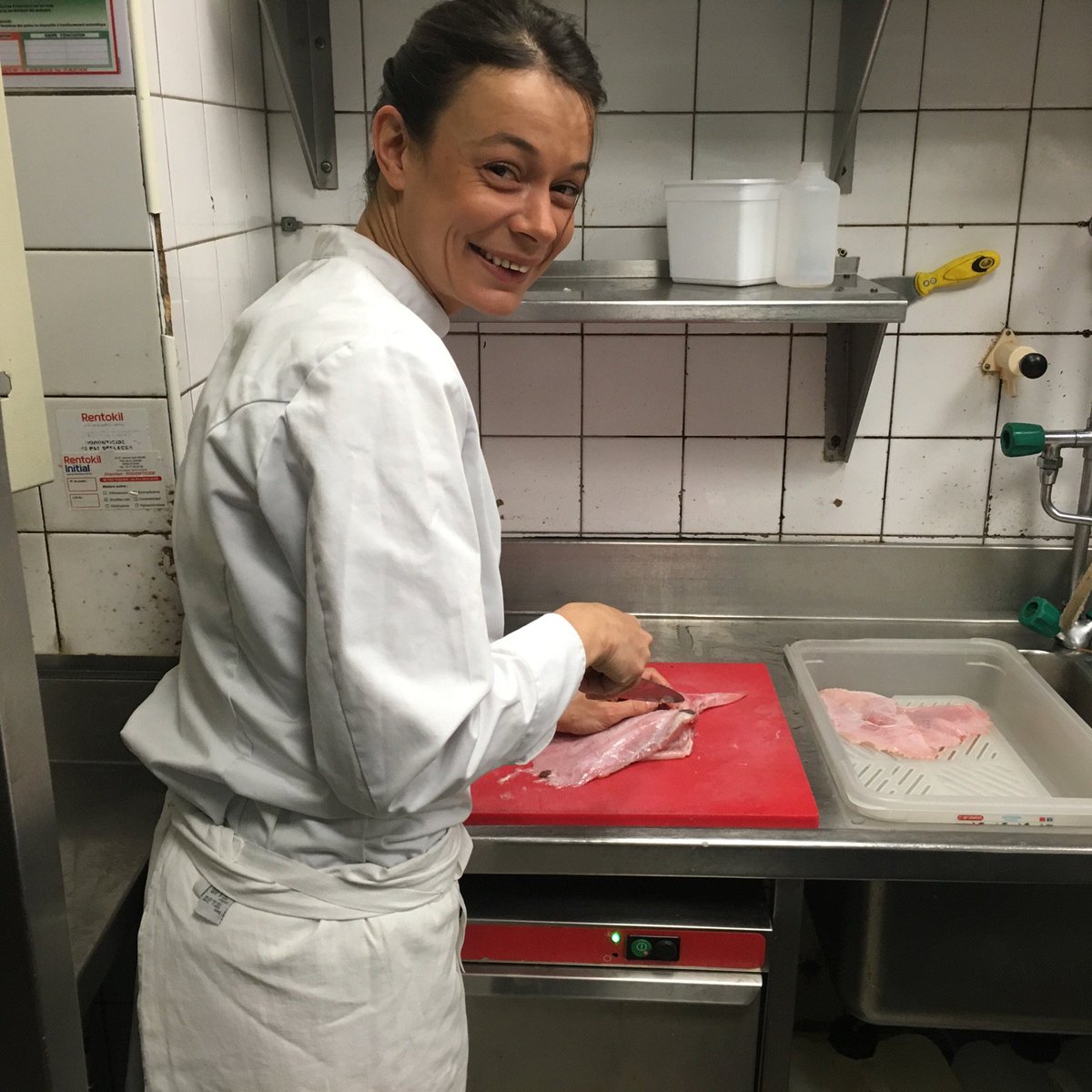 CantineTroquet's tweet photo. Camille est notre stagiaire préférée à la Cantine Dupleix ! Toute l'équipe vous souhaite un bon week-end ! https://t.co/aCWc8KMsBr