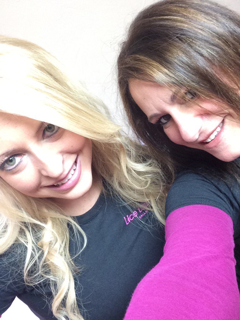 silvergliss's tweet photo. #liceladies... camera ready... Jennie &amp; Rachel https://t.co/uRpl1fOSgl