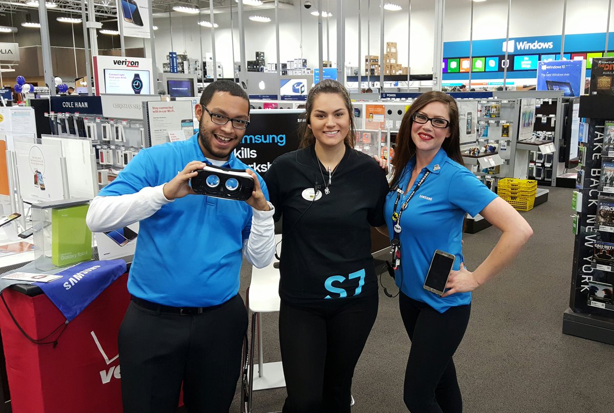 JBlackmon42's tweet photo. Love walking into stores seeing this level of partnership! #S7Launch @Krivs14 @jim_eldredge @SamsungDoll https://t.co/FlmFAM6gtX