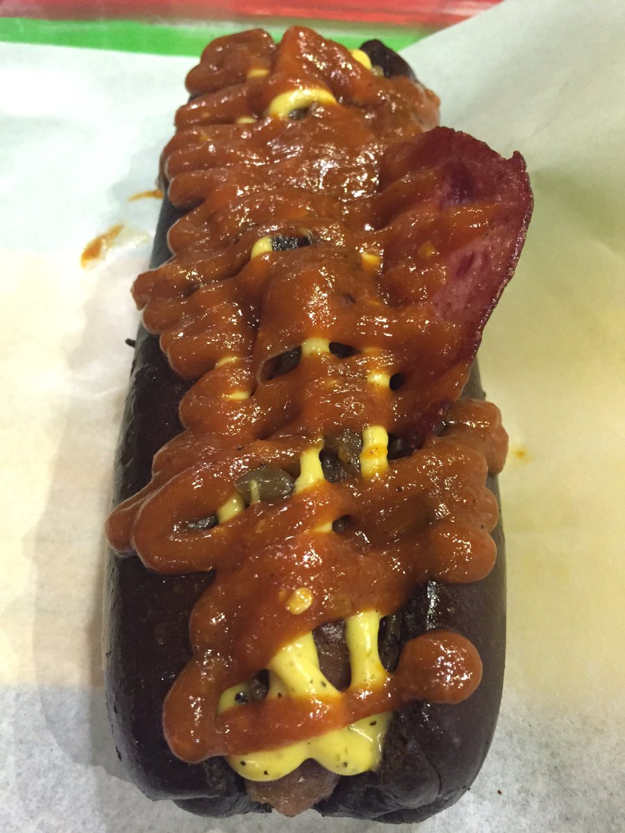 #Thinkinblack hotdog. Bun nya unik warnanya, empuk. Sosis daging wagyu plus peperoni. Red sauce. <a href="/SleeplessTebet/">Sleepless Tebet</a>