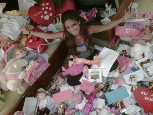 AnyFansBRA's tweet photo. Anahi ganhou mais presentes na sua vinda ao Brasil, do que eu na minha vida toda 😂😂😂😂😂 https://t.co/VHHrKQgIJ0