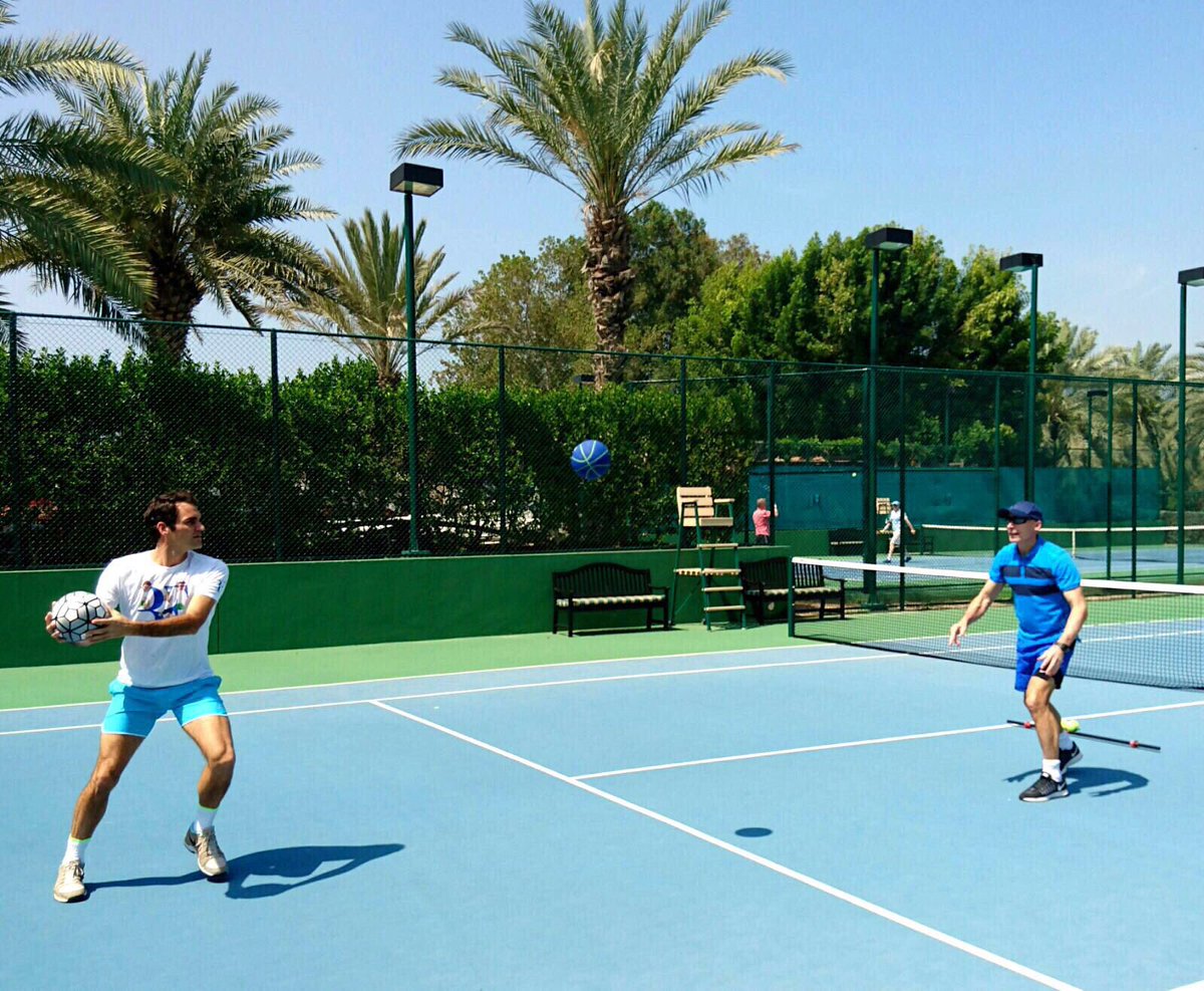 rogerfederer's tweet photo. Warming up before playing #tennis 
☀🎾🌴🕶 https://t.co/9pGV0CA4P3