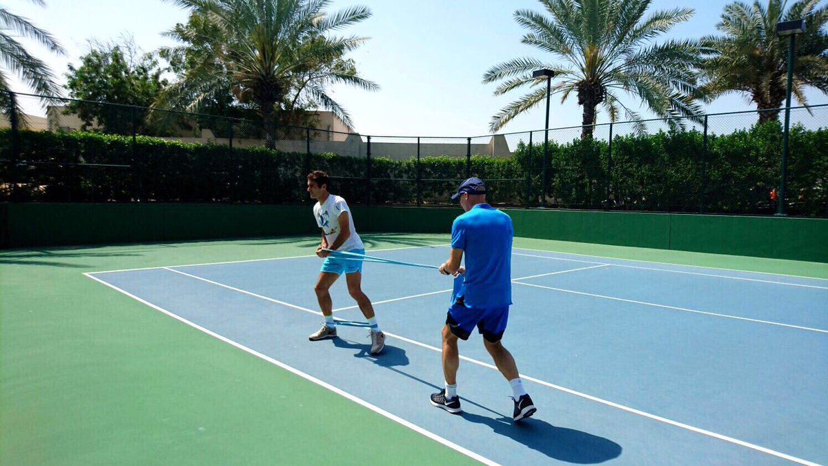 rogerfederer's tweet photo. Warming up before playing #tennis 
☀🎾🌴🕶 https://t.co/9pGV0CA4P3