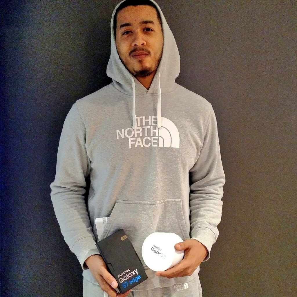 CTaylorVZW's tweet photo. Service matters where ever his phone is! #DestinationBoston  #BetterMatters @verizon @andrewtesta https://t.co/kQmXjiK125