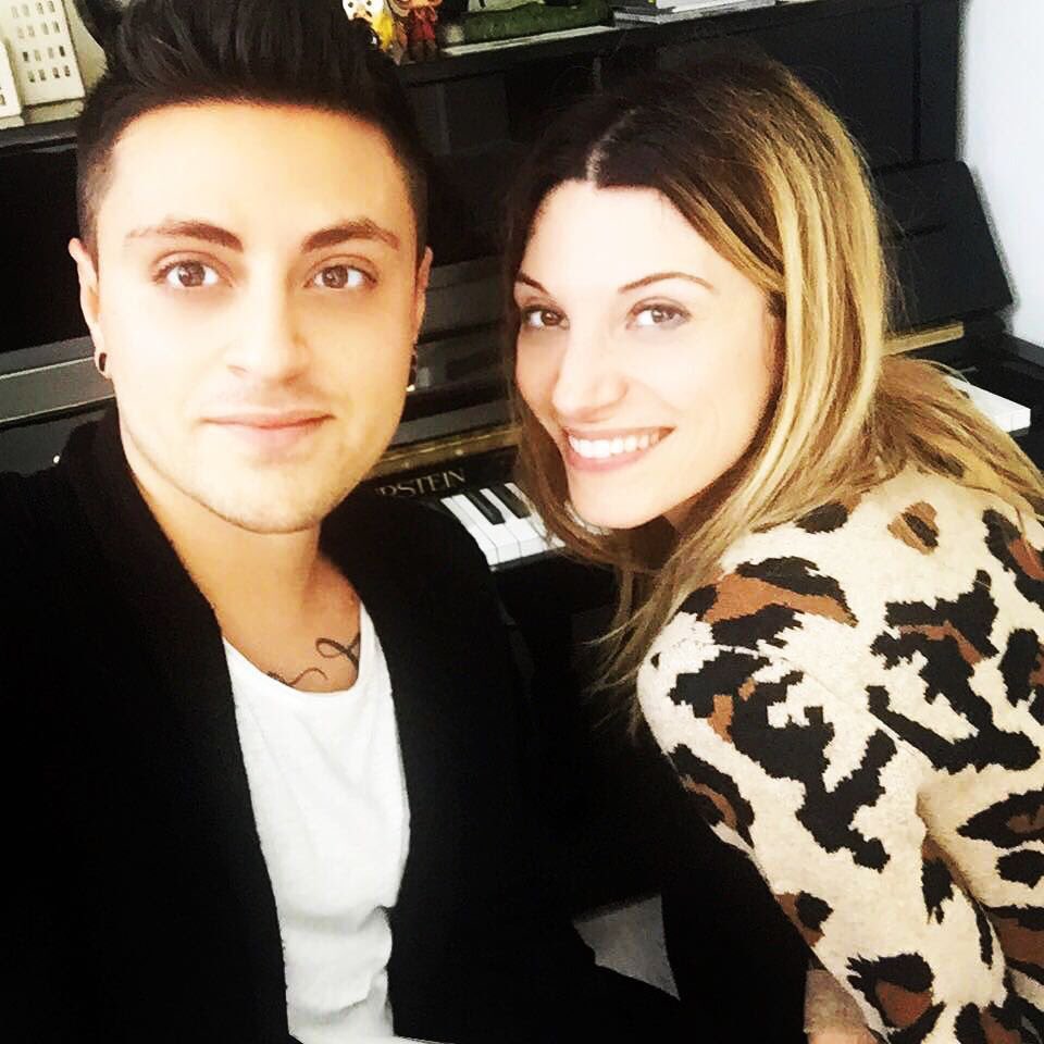 apostrofoaura's tweet photo. Qui si scrive, si suona e si chiacchiera. Col mio amico @VirginioNero ❤️ https://t.co/ZcuXffc8Rc