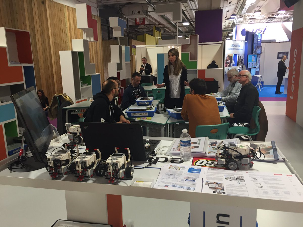 NadiaBrick's tweet photo. Atelier découverte robotique éducative WeDo 2.0 pour le cycle 3. Lego Education à #educatectice avec #Lenovo. https://t.co/kKTtd3Ho7G