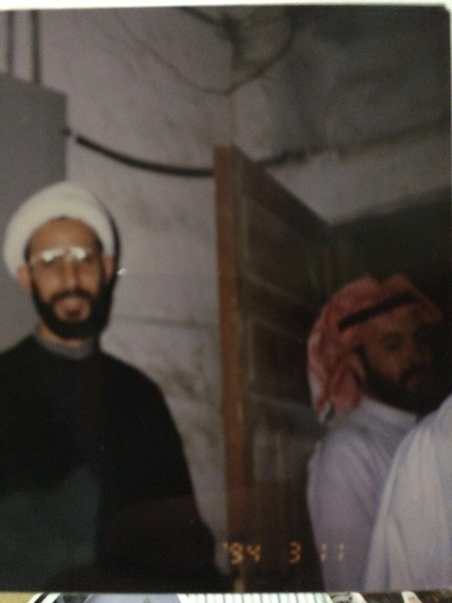 mbanalnemer's tweet photo. #الصورة #في_مثل_هذا_اليوم للشهيد #الشيخ_النمر بتاريخ ١١مارس١٩٩٤م يوم عودته من الخارج
وبدا في الصورة أخي الأكبر جعفر. https://t.co/IYpPhdjbB2