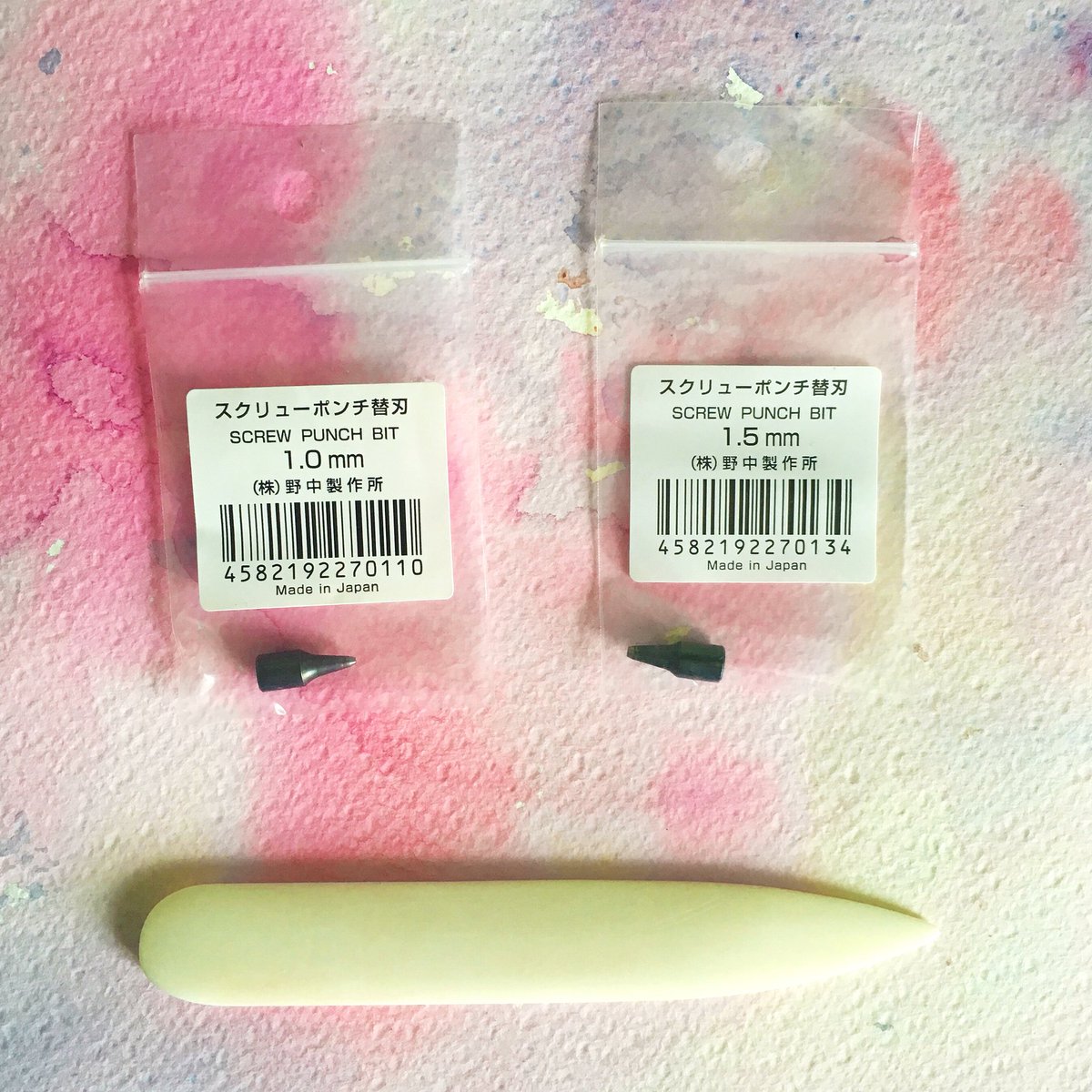 tashacantadora's tweet image. New #bookbinding tools ! 📚😃#bookarts #bonefolder #japanesescrewpunch