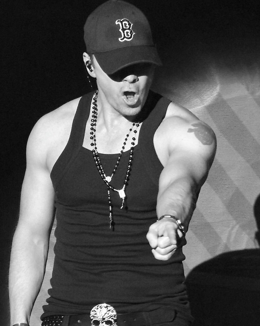 DonnieWahlberg's tweet photo. There is nothing wrong with you.

Just a whole lot that is right with you.

Know your worth! https://t.co/J256L2XIxm