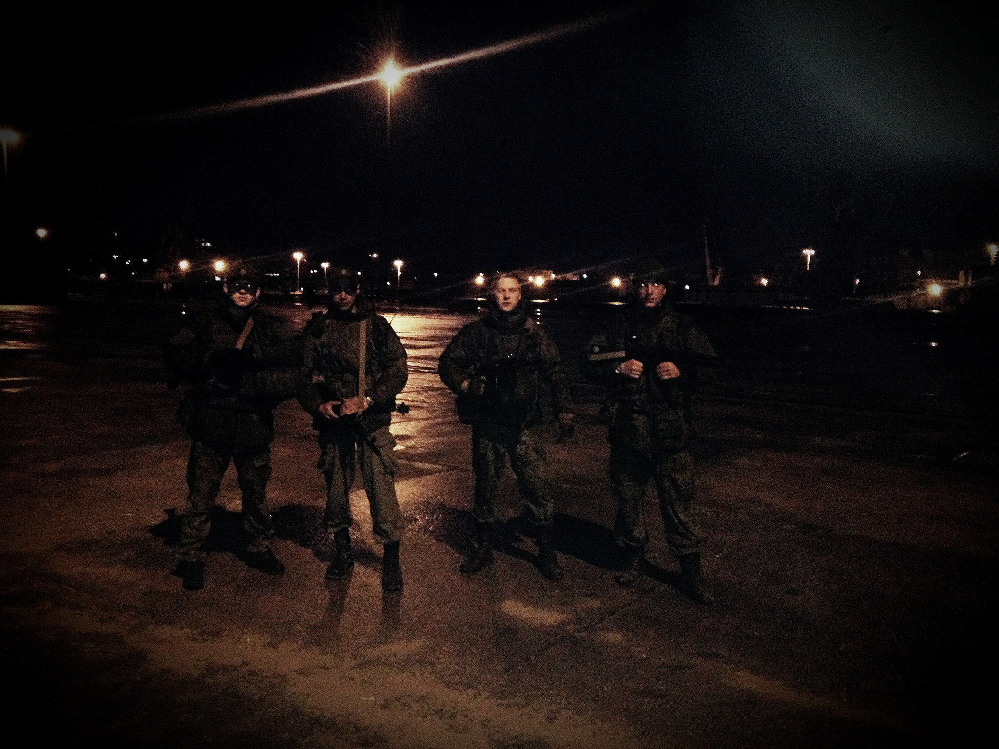 Тревога сво. Военные ночью. Солдат ночью. Русские военные ночью. Армия России ночью.