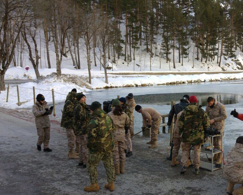Armada_esp's tweet photo. Alumnos de la Escuela de Buceo de la Armada realizan 42 inmersiones bajo el hielo en Panticosa https://t.co/Bk8Jissf8k