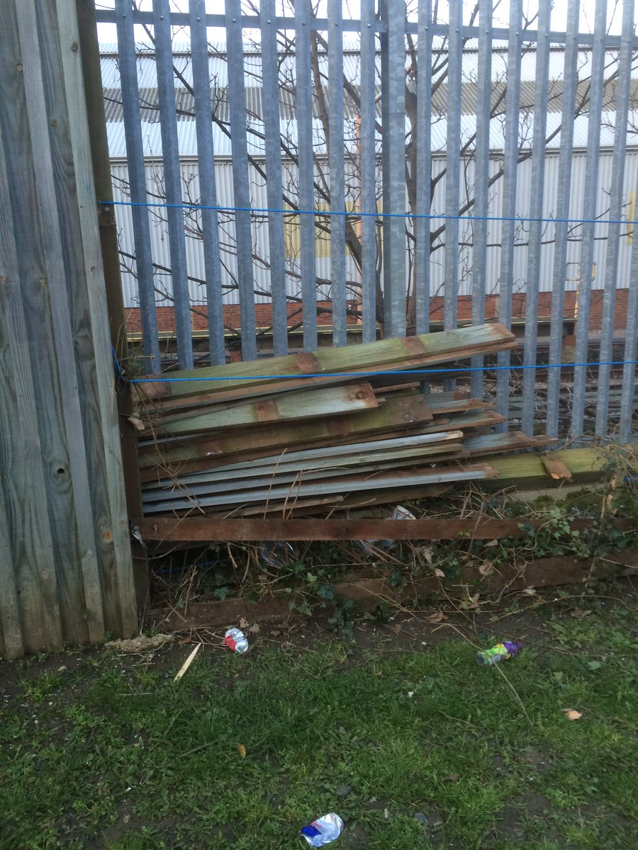 CllrDanMcD's tweet photo. Despite  promises from @LQcontactus to repair fence they leave it exposed with wood and bricks scattered around! https://t.co/rrlDE3wFC9