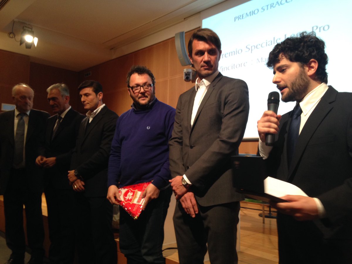 Ancona_1905's tweet photo. Emiliano Mariotti riceve il premio #Stracca menzione speciale Lega Pro per il suo articolo sull'#Ancona @wtobagi https://t.co/BXcYKaFgrh