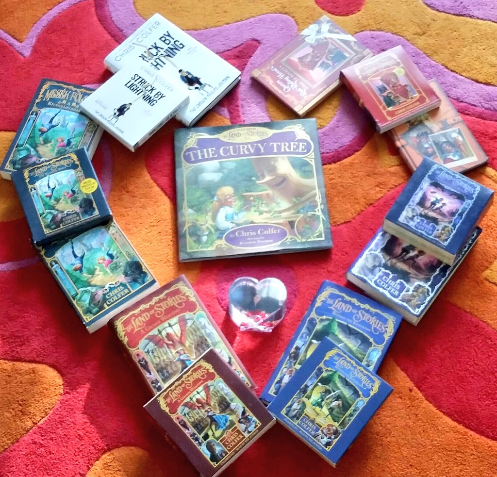 HeyIts_Nessa's tweet photo. My little @chriscolfer collection. ๐๐ #ChrisColfer #SBL #TLOS #TLOSBoxedSet #TheCurvyTree #BookHugger https://t.co/C5vbHvCChU