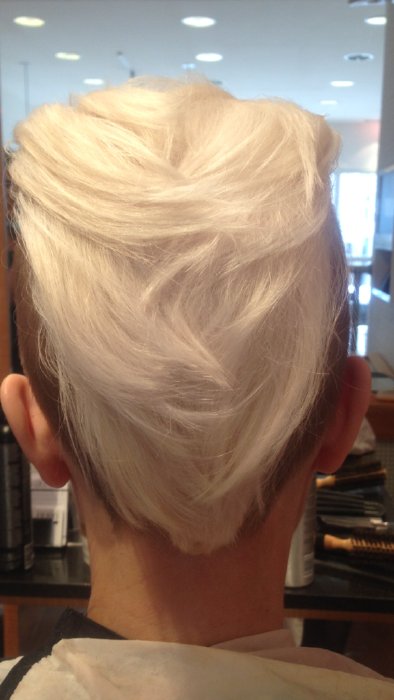 FiorioBeaches's tweet photo. #haircolor by Colby Johnston, #funkypixiecut by Jeff Isaak #icyblonde #funkypixie #shorthair #springstyle https://t.co/UNL5Im25BB