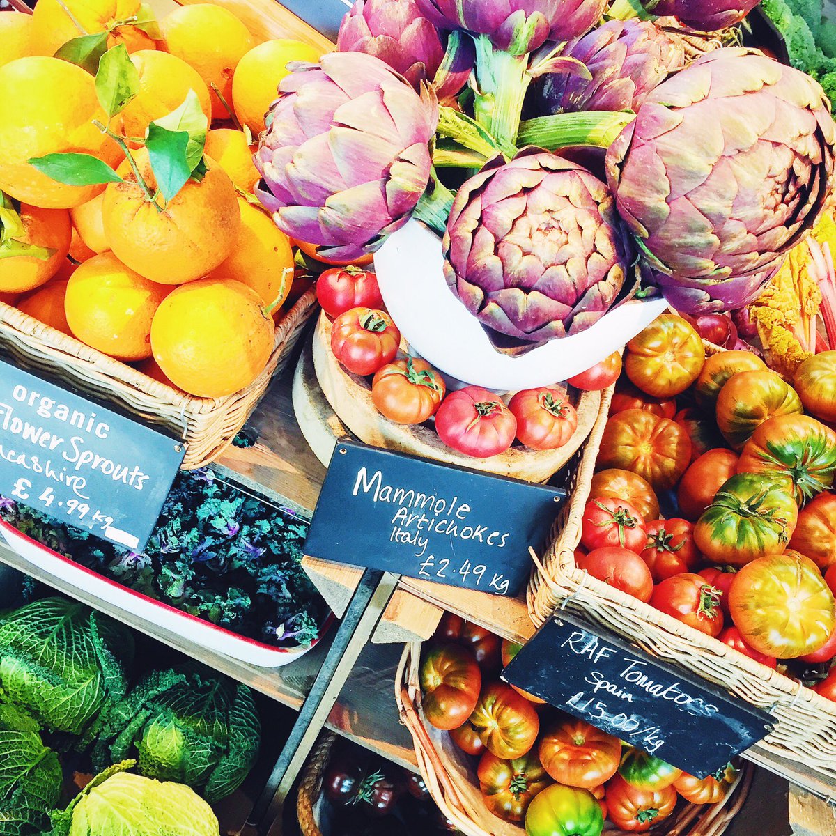 How are u spending your weekend?We 💚escaping to the #Cotswolds &amp; the serenity of <a href="/daylesfordfarm/">Daylesford Farm</a> Those colours tho👌🏻