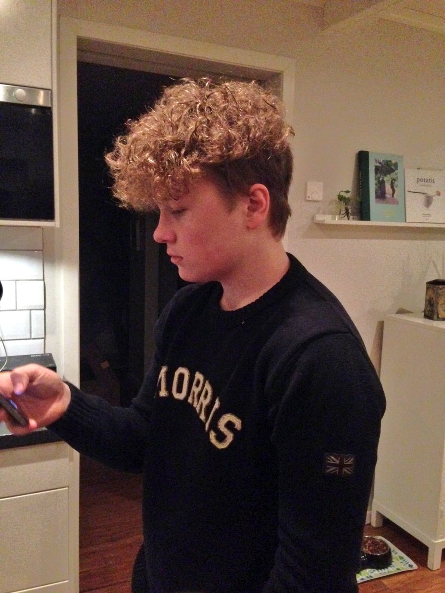 elinkallur's tweet photo. Att bror åkte till mormor och ville prova locka håret, så råkade hon permanenta
"Ja men det går ut om några månader" https://t.co/JVJS4sYT4q