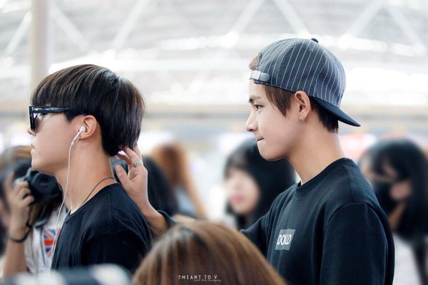 vhopeshippers's tweet photo. 91 - Tae tem um fetiche qualquer com o cabelo de Hobi https://t.co/WteHFg2MDF