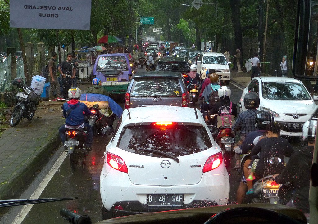 cosmos4u's tweet image. Travelling Java after #Eclipse2016 (3/3) ... Well, this IS how travel was most of the time: traffic jam in Bandung.