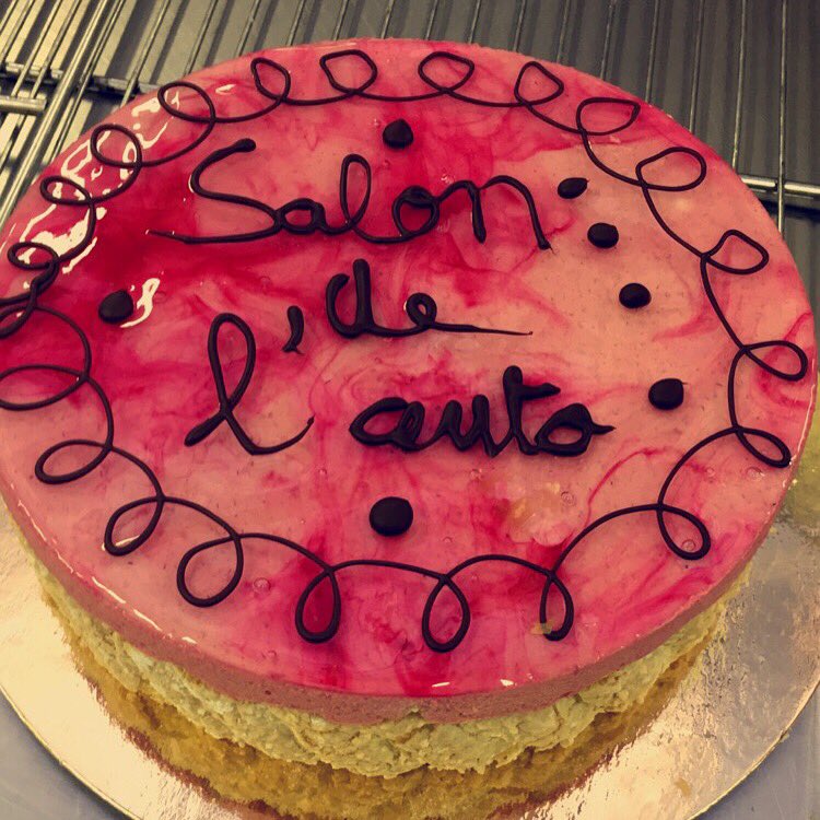 pastrygateaux's tweet photo. J'ai passer mon cap blanc voici le gâteaux que j'ai réalisé vous aime ? 😍😍🍰🎂 #entremet #framboise https://t.co/hbX2tkzE3B